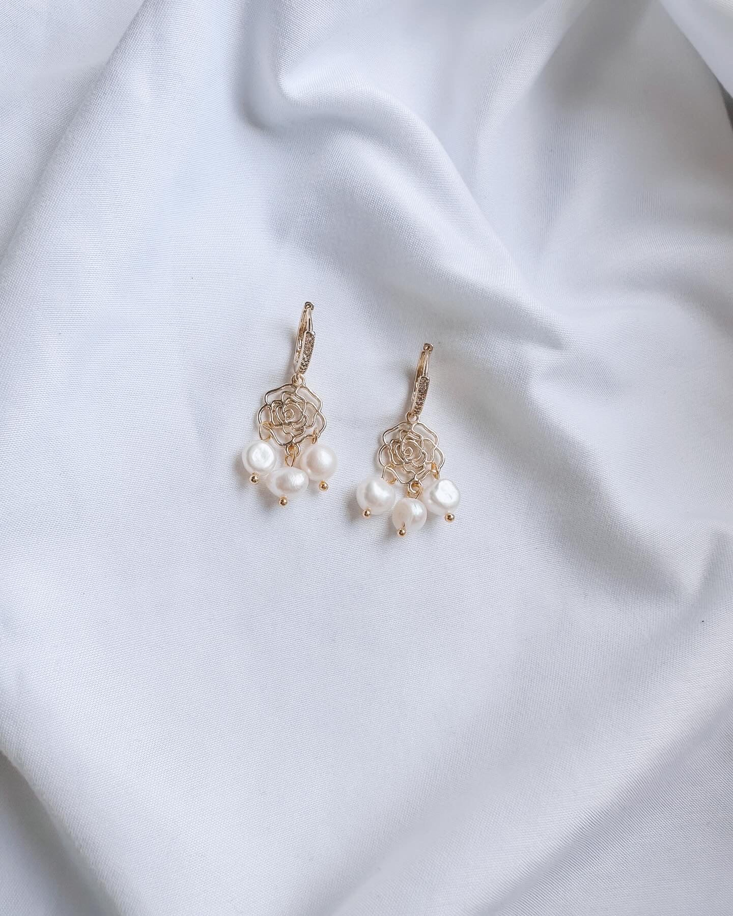 Flower charm - pearls